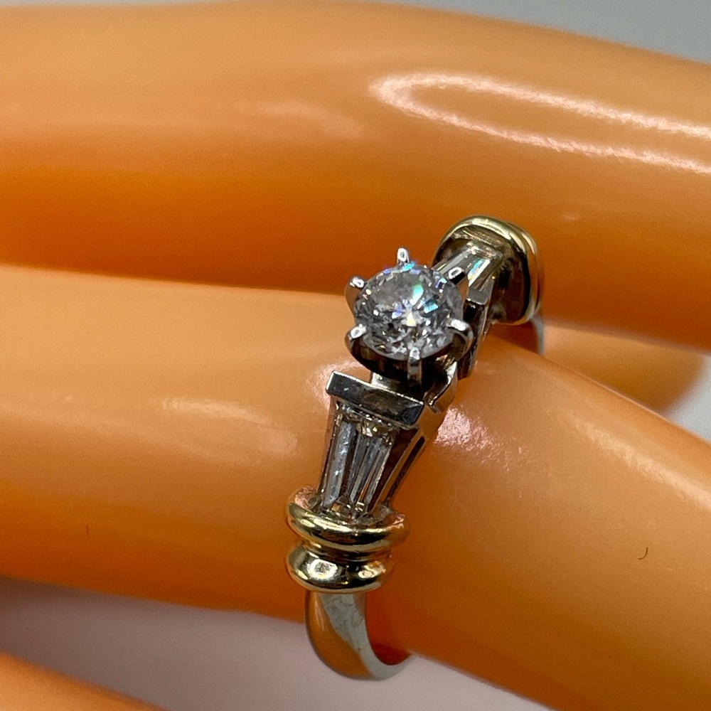 14k Gold Engagement Ring With Real Diamonds Size:7